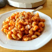 A Cavatappi pasta in a Marinara sauce topped with Oregano and Parmesan|Andrew Knorviskさん