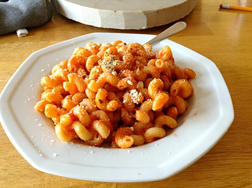 A Cavatappi pasta in a Marinara sauce topped with Oregano and Parmesan|Andrew Knorviskさん