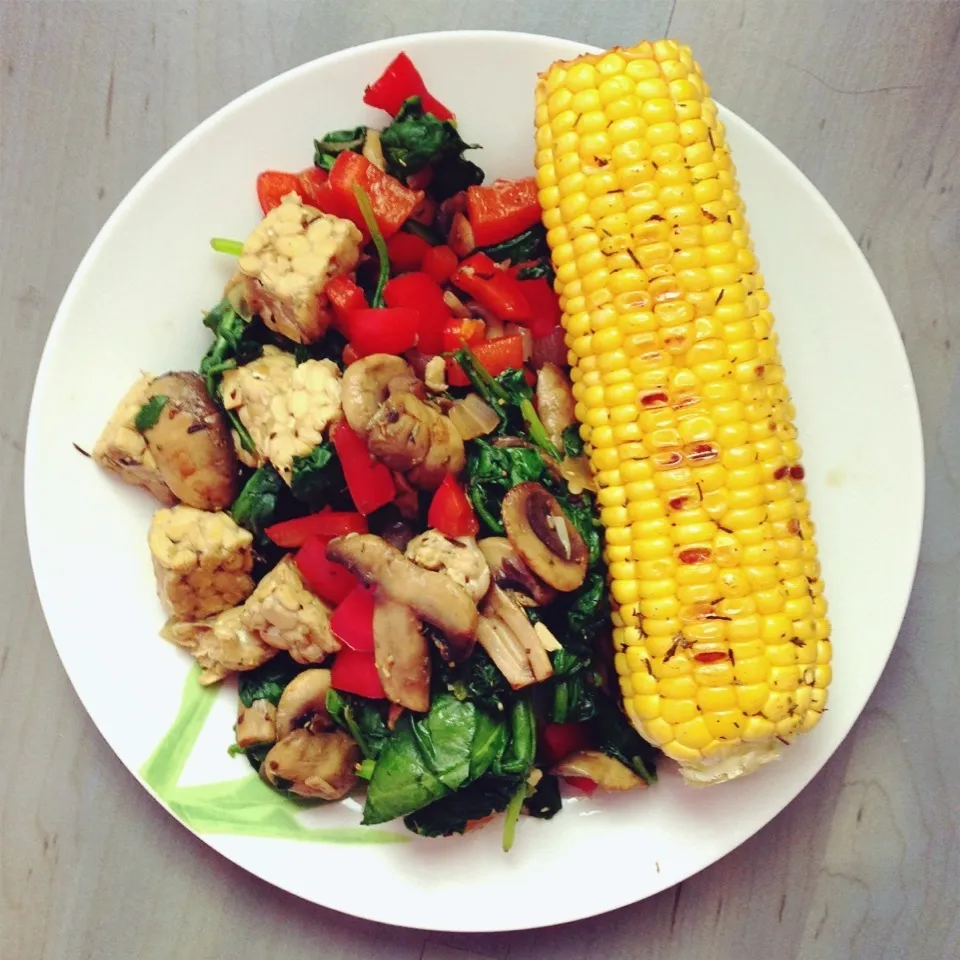 Snapdishの料理写真:Sauteed spinach, red bell pepper, red onion, mushrooms and tempeh with grilled corn on the cob|Rianneさん