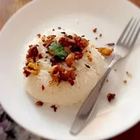 Jasmine rice/ cut up fried chicken breast/toasted garlic/cilantro on top|Aeriel Macabeoさん