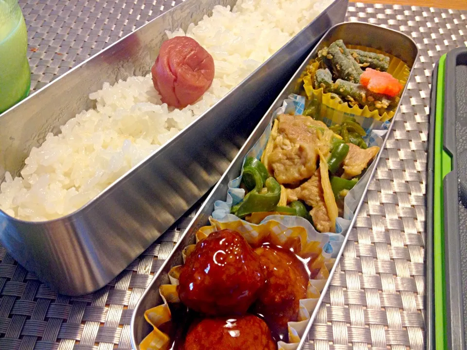 Snapdishの料理写真:お昼のお弁当：青椒肉絲、インゲンの白和え、ミートボール|leezaspider1991さん