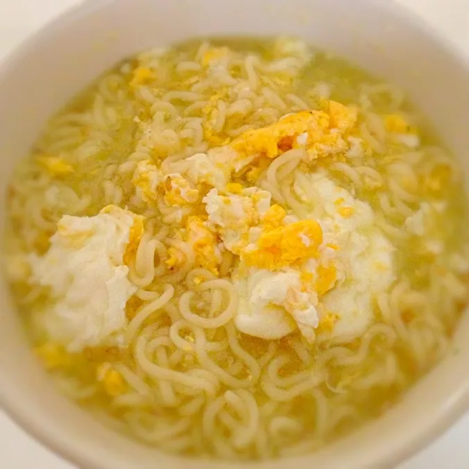 Snapdishの料理写真:🍜塩ラーメン卵入り🍳…😷調子悪いので昼飯はこれで我慢じゃぁぁあ(つД`)ノ|chixさん