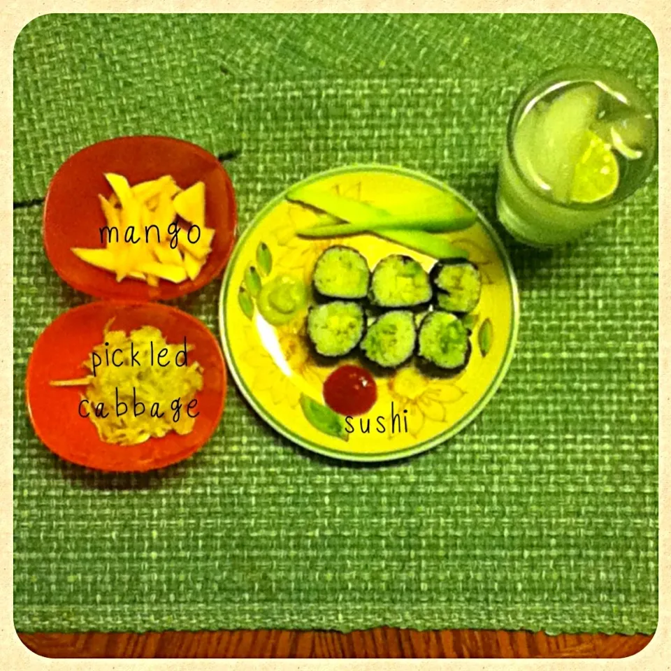 Healthy dinner... Sushi, mango, cabbage|Sai linさん