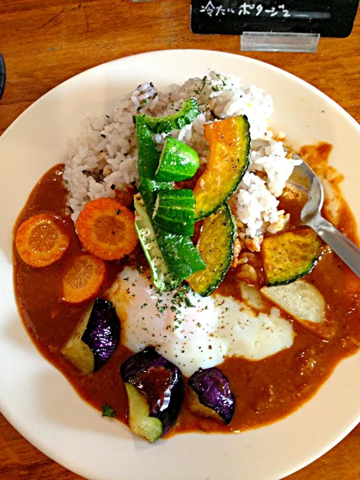 野菜たっぷりカレー 温泉卵のせ|じゅんいちさん