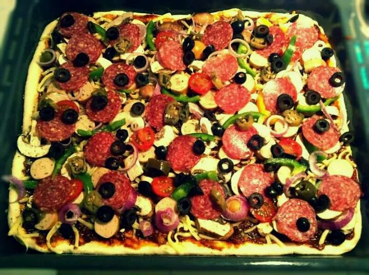 ★pan pizza （pepperoni, black olive, jalapeno, cherry tomato,onions, button mushroom, pepper, cheese flakes）|mik limさん