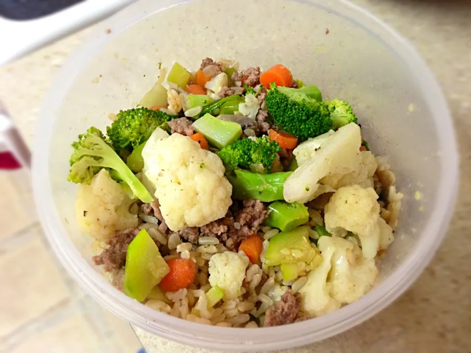 Snapdishの料理写真:Brown rice with ground beef and veggies|gofitlifeさん