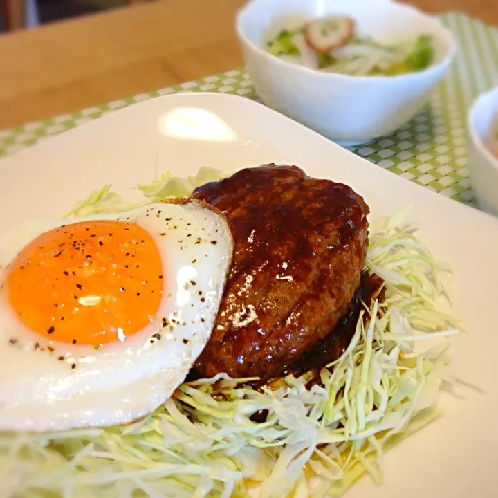 目玉焼きのせハンバーグ🍴😄|Pokotaさん