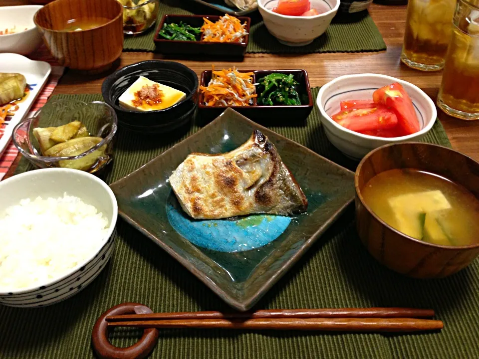 鰤かまの塩焼き、焼き茄子、冷奴、人参としらすの胡麻和え、ほうれん草の胡麻和え、トマトの蜂蜜酢和え、豆腐とわかめの味噌汁、ごはん|サチさん