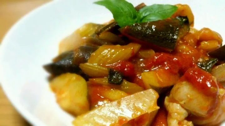 チキンと夏野菜のトマト煮込み🔥|かんみぅさん