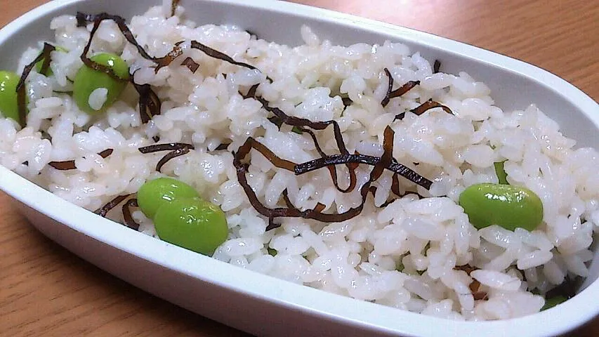 Umiさんの塩昆布と枝豆の混ぜご飯★|かんみぅさん