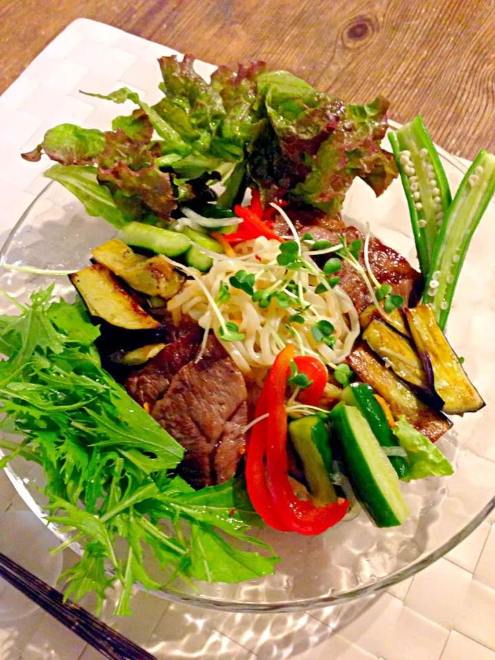 Snapdishの料理写真:ミスジ焼肉とオイキムチの冷やし麺🌿|まみりんごさん