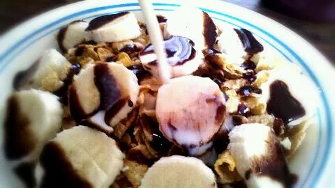 cereal con plátano, jarabe de chocolate y leche|Javier Rdz.さん