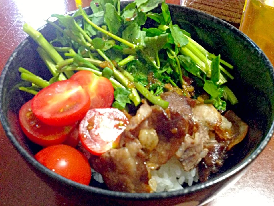 Snapdishの料理写真:豚肉わさびソース丼|ぴっぱーさん