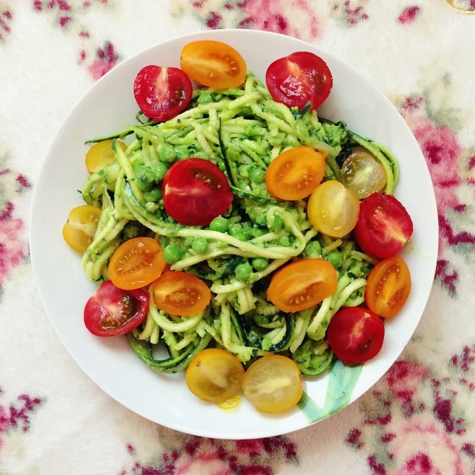 Snapdishの料理写真:Raw zucchini pasta with avocado-pea pesto and assorted plum tomatoes|Rianneさん