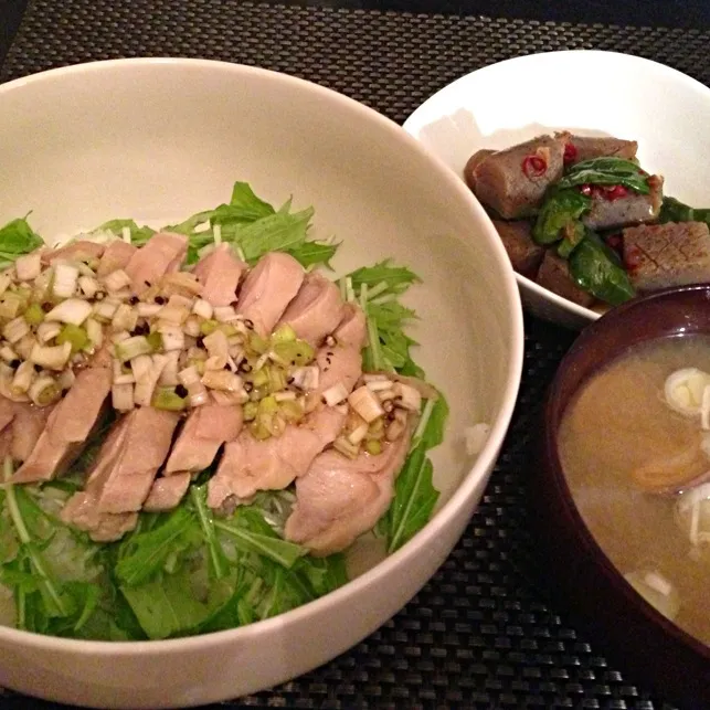 蒸し鶏ネギ塩ソース丼とピーマンとコンニャクのピリ辛炒め、あさりのお味噌汁|ayumiさん