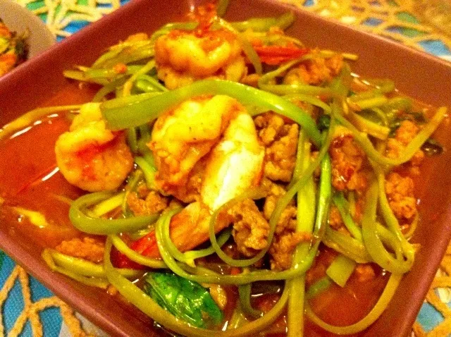 Snapdishの料理写真:Morning glory fried with shrimp paste|thanyathorn thammaさん