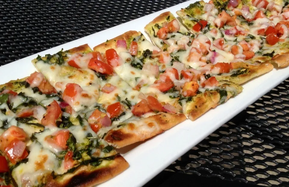 Pesto roasted tomato flat bread|peggy waldonさん