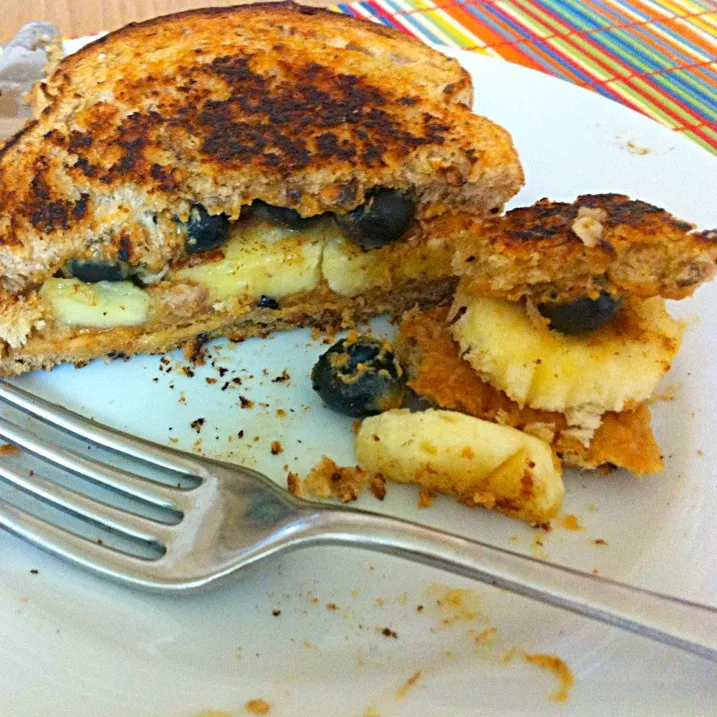 Snapdishの料理写真:Banana, Blueberry & Peanut Toastie|Shiniさん