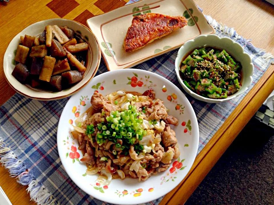 豚肉のさっぱり野菜炒め、赤魚のレモンペッパー焼き、牛蒡とこんにゃくの土佐煮、オクラの和え物|ピンコさん