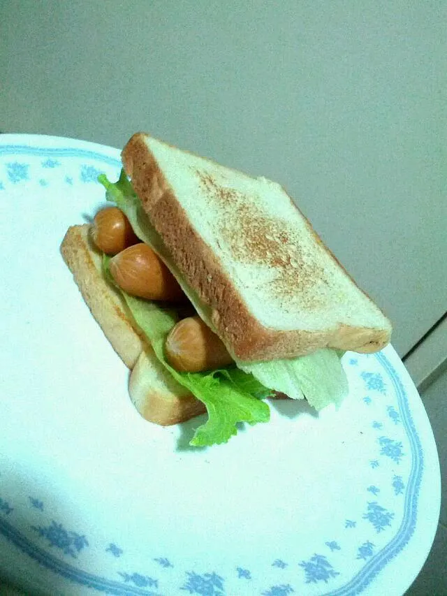 Cheese hotdog sandwich with lettuce by mummy :)|Xi wenさん