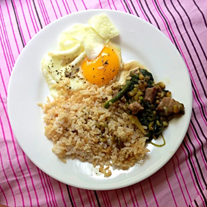 My breakfast: fried egg, brown rice and mong beans with meat|gofitlifeさん