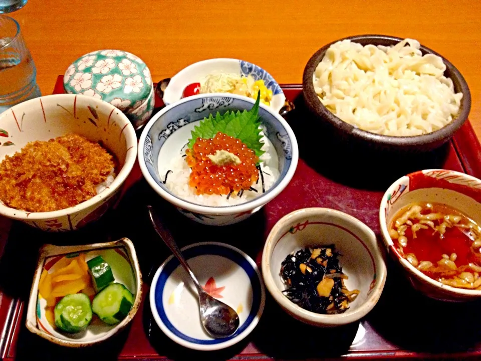 Snapdishの料理写真:ミニいくら丼ミニソースカツ丼うどんセット|ayumiさん