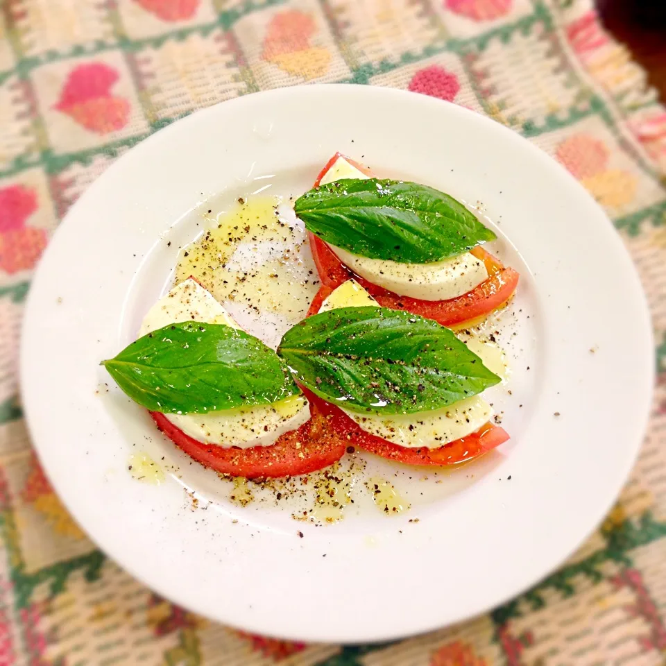 Snapdishの料理写真:モッツァレラバジルトマト🍅|はる♡さん