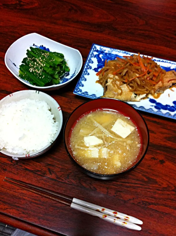 カレイの煮付け、えのきと豆腐の味噌汁、小松菜のお浸し|ナミカワさん