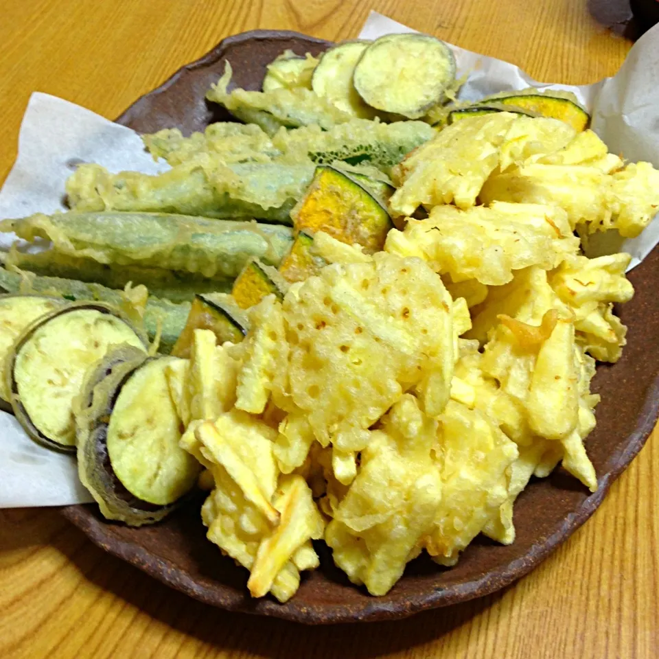 【今夜の義実家ご飯】夏野菜の天ぷら，唐揚げ，枝豆，トマト，おさ海苔のお吸物，ご飯。夏野菜の美味しさをダイレクトで味わえる天ぷらは◎。もちろん，お塩で，うまうま〜（≧∇≦）|takuya KAWANOさん