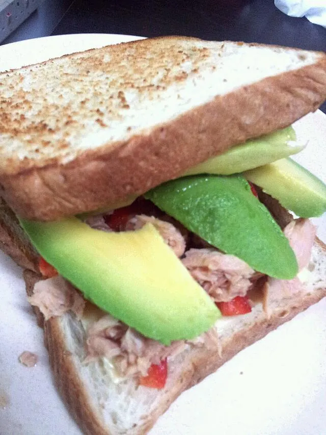 avocado, capsicum,tuna and cheese toast|joey limさん