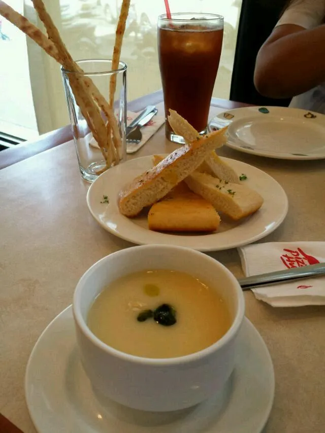 Snapdishの料理写真:cream of mushroom, stacks of bread and slender crunchy biscuits :)|PauLeNeさん