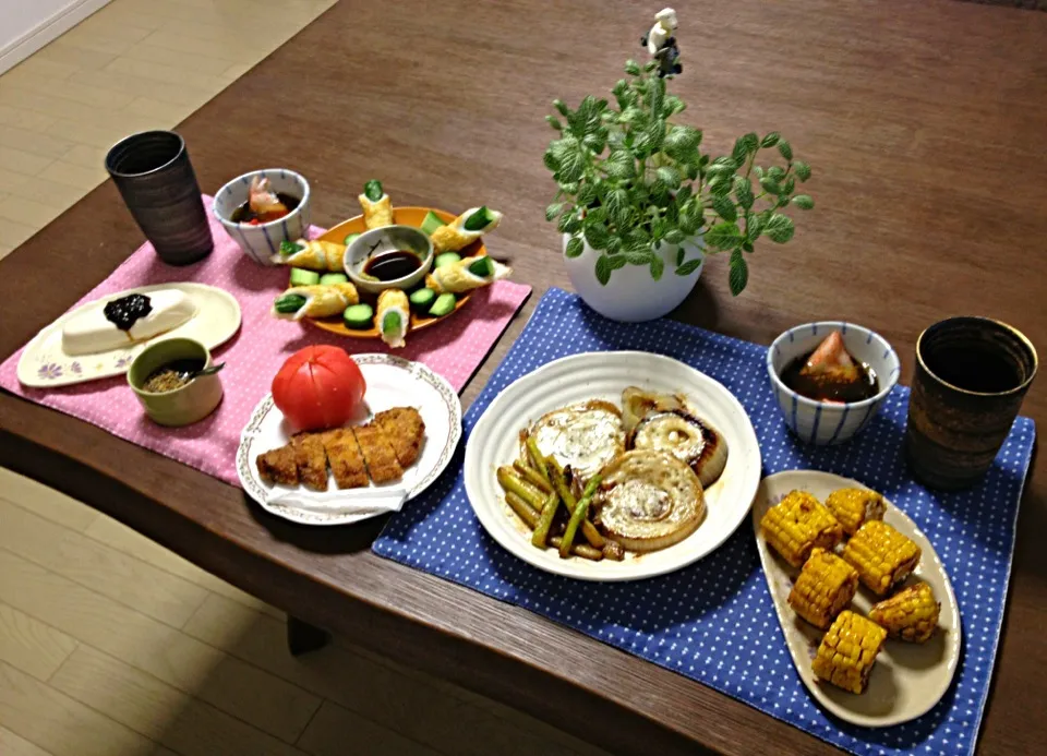 淡路玉ねぎのチーズ焼き、豚カツ＆冷やしトマト、冷奴の海苔のせ、竹輪きゅうり、カニカマもずく酢、とうもろこしのタレ焼き、ビール|pentarouさん