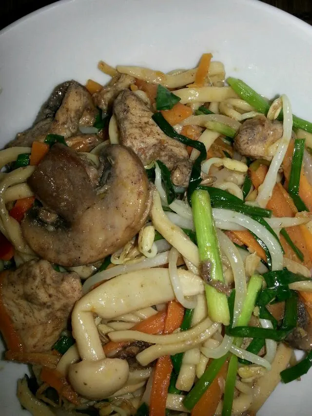 Hot and spicy Mushrooms chicken veggies fried egg noodles. The chicken is marinated with Chinese 5spice and sake.|Sophia Wijnenさん