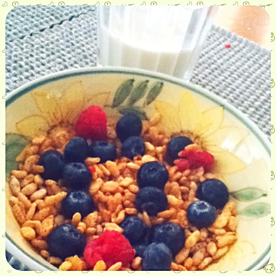 Puffed brown rice cereal & berries|Sai linさん