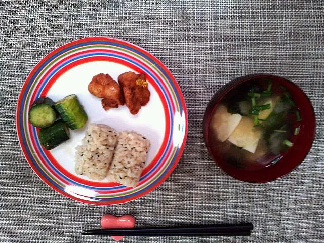 今日の朝食 からあげ、きゅうり、味噌汁|pinknari🐰🌈さん