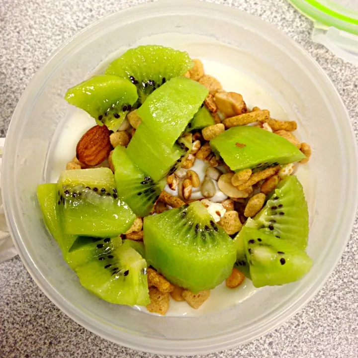 Yogurt, cereal, nuts, kiwi|gofitlifeさん