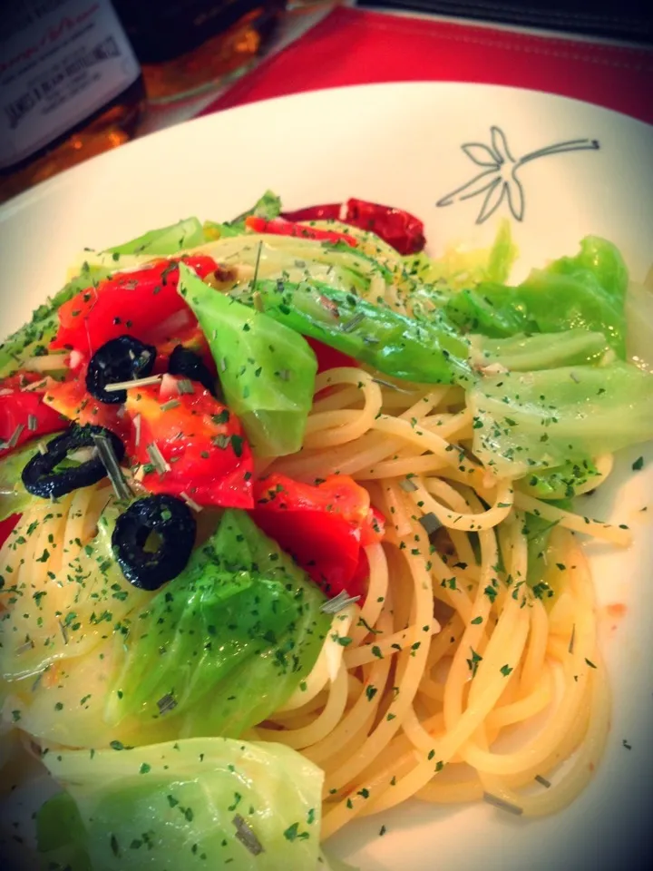 今日のまかない「アンチョビキャベツ、レモングラスとナンプラー風味のアリオリ」|たけさん