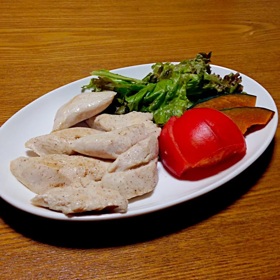 【今夜のウチご飯】ササミソテー，ジャコと小松菜の胡麻油炒め，薄揚げとワカメのお味噌汁，ご飯。ヘルシー和食で，うまうま〜。|takuya KAWANOさん