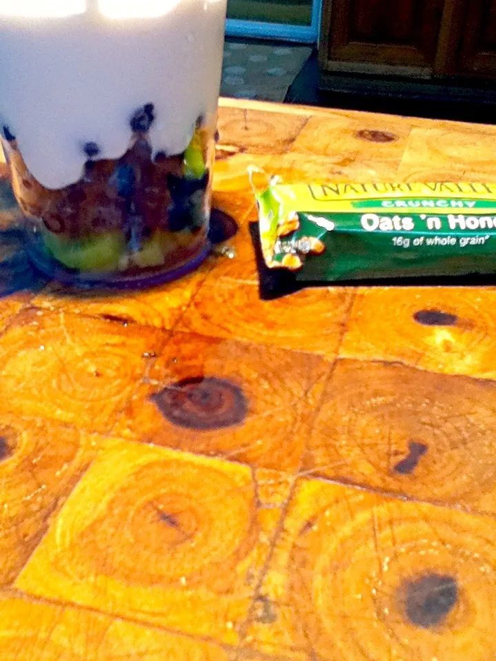 Snapdishの料理写真:Fruit and yogurt with a nature bar|sarah carterさん