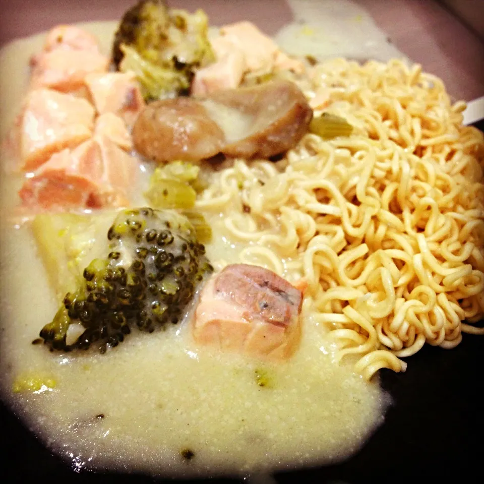 Salmon white cream broccoli sauce with noodle|mc chayuthさん