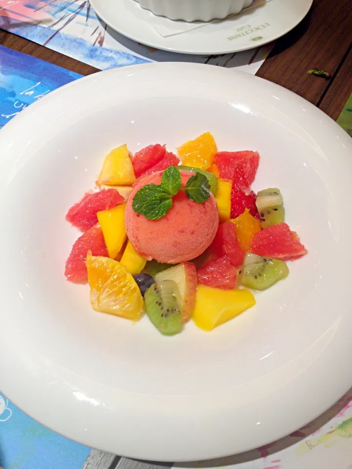 Seasonal Fruit Salad with Raspberry Sorbet|k panさん