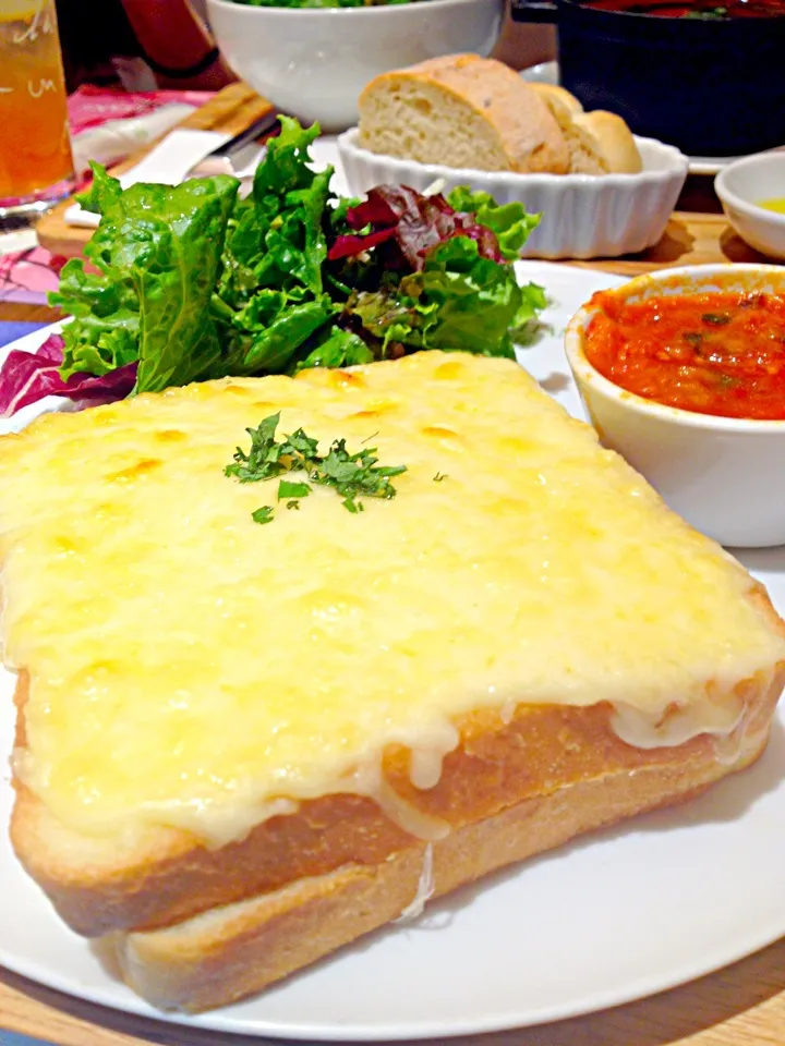 Ham & melted cheese sandwich with tomato dressing|k panさん