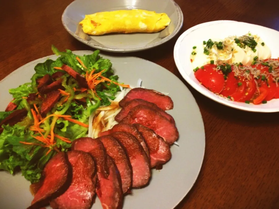 Roasted beef, tomato and tofu salad, Japanese-style rolled omelette|あやさん