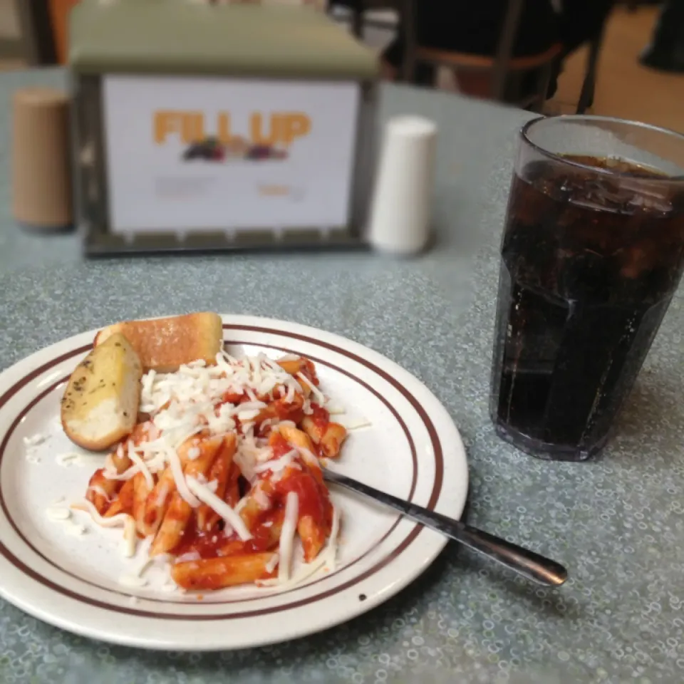 Pasta and Marinara Sauce, Garlic Bread, Diet Coke|Stephanie Clintonさん