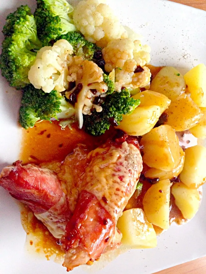 Chicken with potatoes and broccoli.|sompinglingjaさん