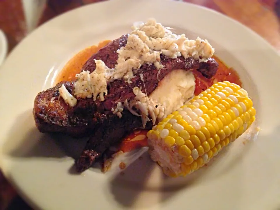 Ribeye steak topped with crab and garlic mashed potatoes with fresh sweet corn|Gary Langerさん