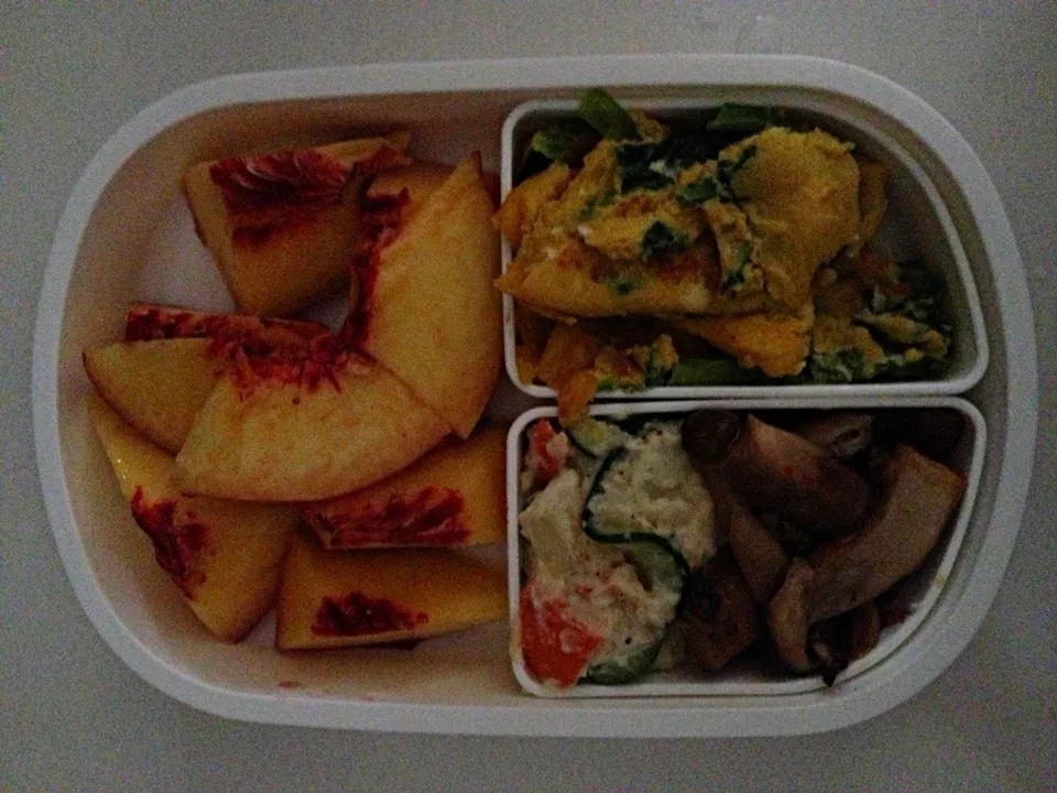 Snapdishの料理写真:Hourenso Tamagoyaki & Peaches Bento|Aliceさん