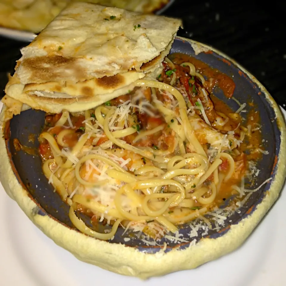 Pasta con Mariscos en un Plato de Pan.|Loreleyさん