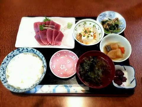 マグロたっぷり定食七百五十円|マカロニ公爵さん