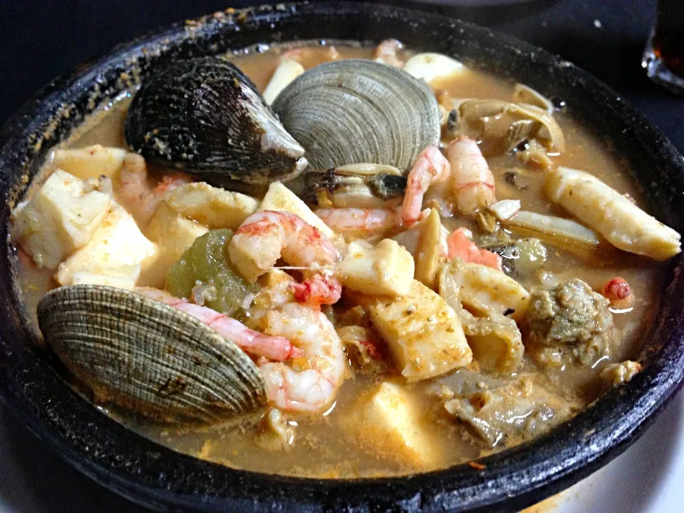 Snapdishの料理写真:Mixed seafood soup@santiago central market|Misstyさん